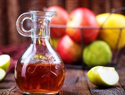 آب لیمو با سرکه سیب و زنجبیل