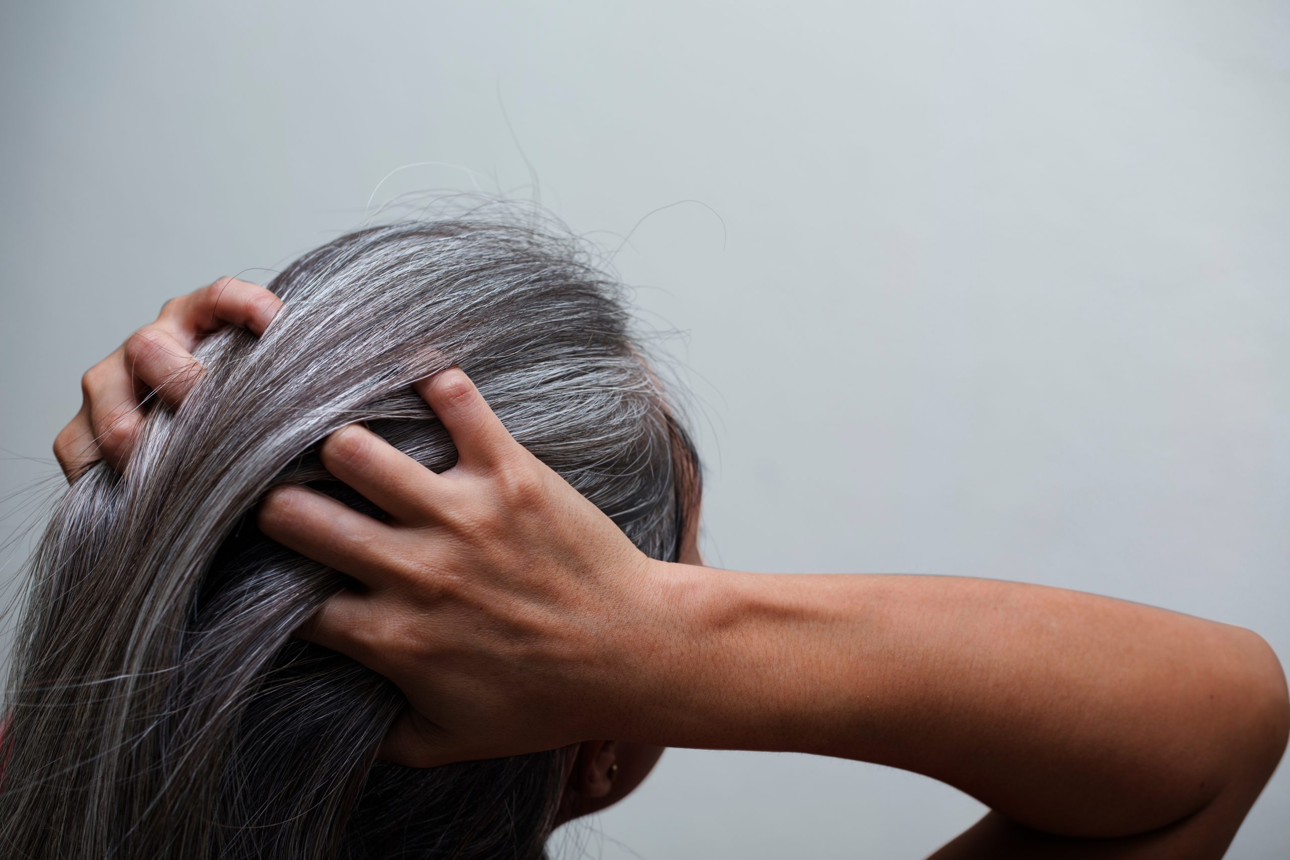 برای جلوگیری از سفید شدن مو چه بخوریم