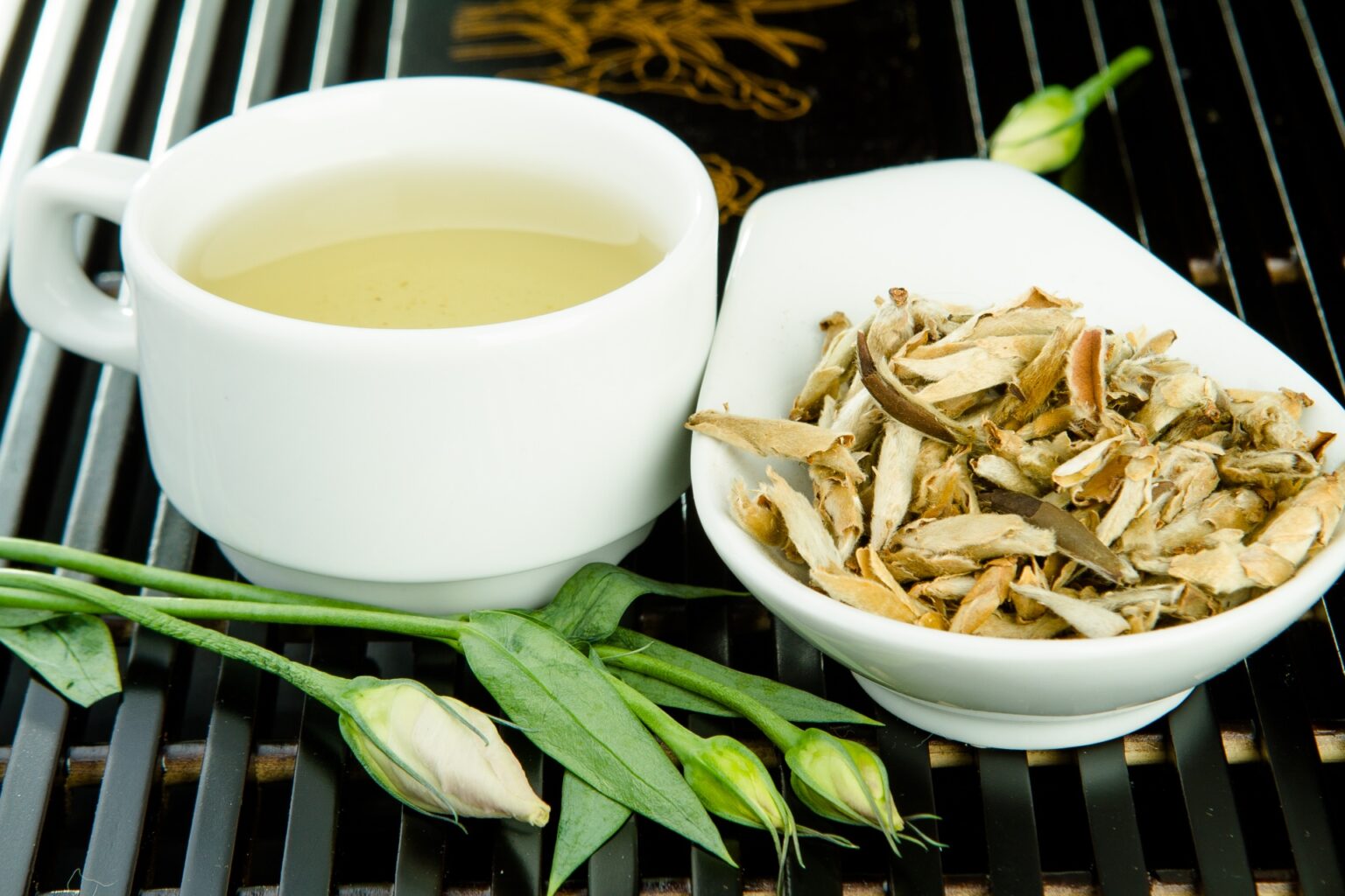چه کسانی نباید چای سفید بنوشند