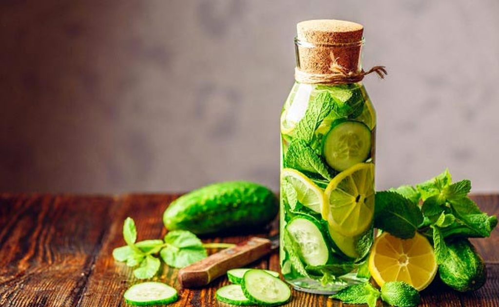 دتاکس واتر با خیار و نعناع