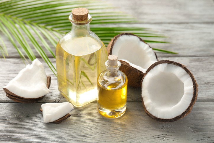 ماساژ مو با روغن نارگیل برای تقویت و رشد
